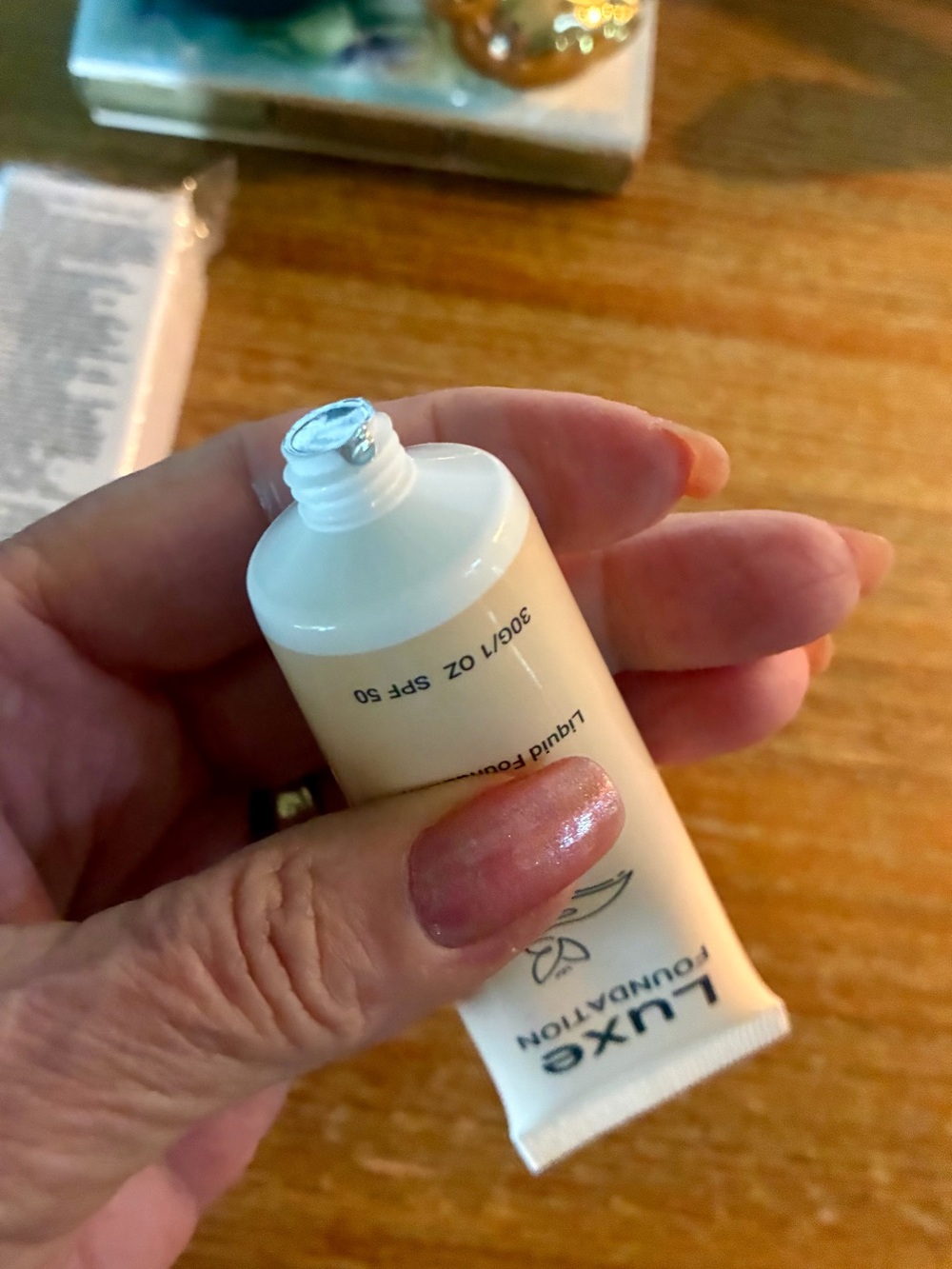 Luxe Foundation Liquid - Natural Beige - Picture 2 of 3